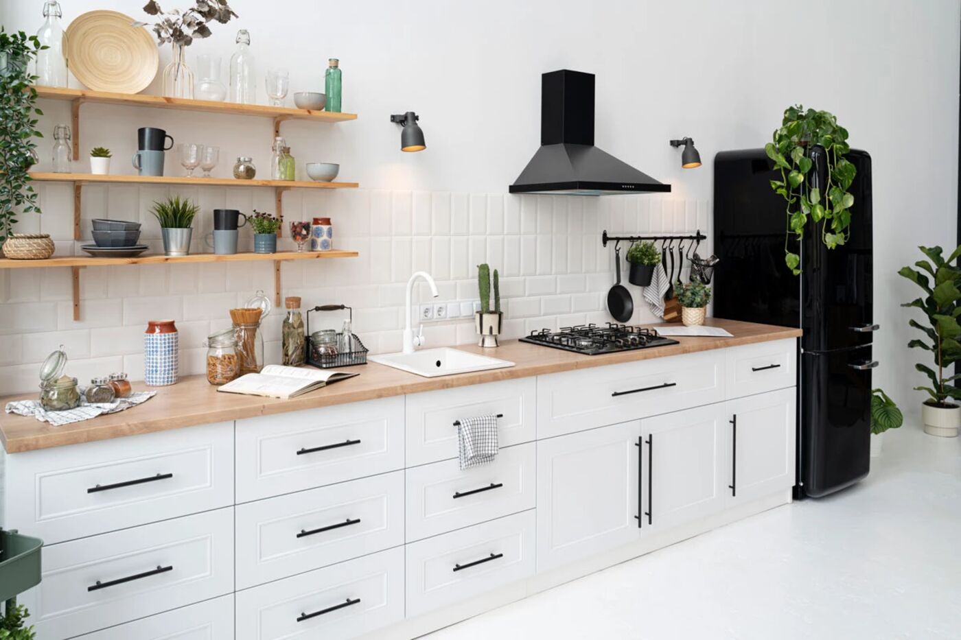 Cocinas — Cocina blanca con isla central